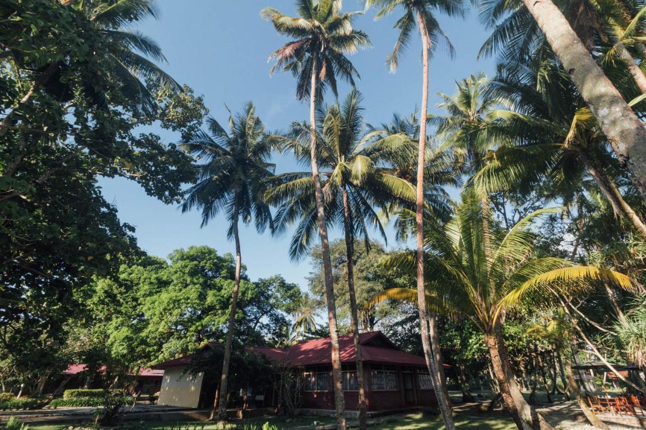 Oyo 1688 Collin Beach Hotel Ambon Exterior photo