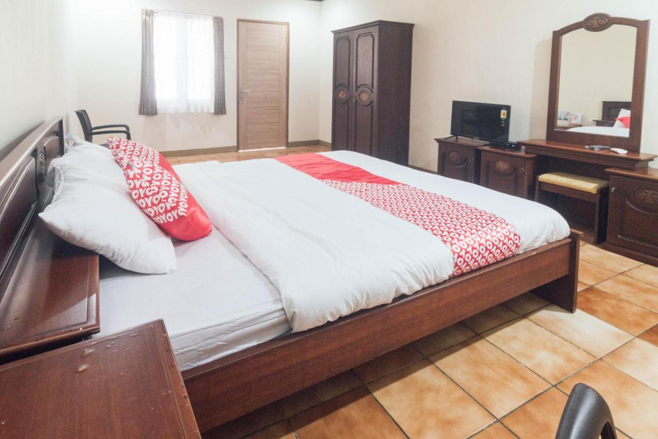 Oyo 1688 Collin Beach Hotel Ambon Exterior photo